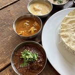 Shandi nivas cafe - 手前から、ラムカレー、チキンカレー、海老とココナッツのカレー、付け合わせのダルカレー。実質4種のカレー。