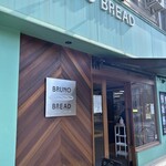 BRUNO BREAD - きれいな色の外壁