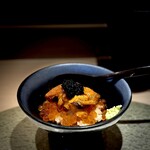 Suidoubashi Sushimitsu - 小丼。 ウニ、イクラ、キャビアの小丼。 キャビアは味わいには、ほとんど関与してません。 なのでなくていいと。 代わりに、もっと良質な山葵を使って欲しい。 でも、美味しい一品でした。