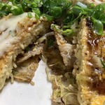 Okonomiyaki Yuuyuu - しっかり豚、そばが入ってます