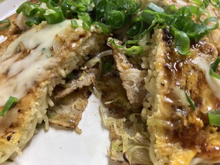 Okonomiyaki Yuuyuu - しっかり豚、そばが入ってます