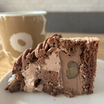 パティスリー リョーコ - 1／4ピースを倒した姿で撮影。右側が底面のダックワーズです