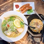 次元 - グリーンカレー麺、チャーハン、ジャイアントブー(激旨ソーセージ)