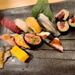 すし三崎丸 - 鉄火巻きは具が多めです。写真だと分かりづらいですが、シャリは赤酢でホンノリ赤茶色に染まっています