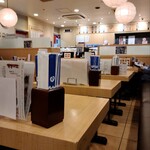 すし三崎丸 - 広々した店内。お寿司は回っていません