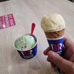 サーティワンアイスクリーム - 右はバニラのスモールシングルコーン（２８０円）