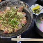 和食家 なかにし - 料理写真:カンパチ丼＝1200円
※本来は卵黄のせ