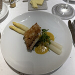 フランス料理研究室 アンフィクレス - ❸甘鯛の鱗焼き、ロワール産ホワイトアスパラガス、プンタレッラ。