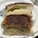 ベーカリー サンチノ - もっちりチーズパンの断面