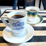神戸にしむら珈琲店 - 手前・にしむらオリジナルブレンドコーヒー
            奥・ストロングコーヒー