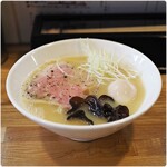 Menya Issou - 鶏白湯 塩 900円 煮玉子 100円