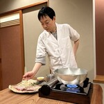 柚木元 - ご主人はお料理の説明をしながら熊鍋をしあげてくれる。私の写真がイマイチですが、本当はもっとにこやかな方です。