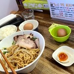 麺屋 一八 - 同僚のスペシャル油そば大盛　玉子多し