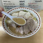 Hanaya - スープはとんこつベースのちゃんぽん。優しいスープです。