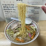 Hanaya - 麺はちゃんぽん麺。程よい感じでスープに絡んでくれます。