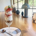 ブラッスリー 航 - ほうじ茶とイチゴのパフェ（期間限定）