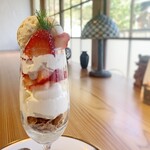 ブラッスリー 航 - ほうじ茶とイチゴのパフェ（期間限定）