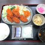 Wafuu Kicchin Kura - 大粒カキフライ定食（5個付き）1,705円（税込）。