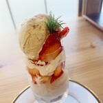 ブラッスリー 航 - ほうじ茶とイチゴのパフェ（期間限定）