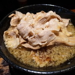 今里わっしょい - 男の根性黒醤油ラーメン６９０円 肉祭盛り３００円　麺少なめで注文