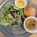 LAUGH cafe - サラダ、自家製パン、スープ付