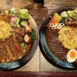 倉敷カレー - 神辛チキンカレー¥1000内(左)、倉敷カレー¥1000内(右) どちらもサラダとドリンクバー付