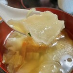 Ajidokoro Mon - 所謂小麦粉の皮ですが、この汁、この出汁が、そしてこの中にも油麩が入り逸品です