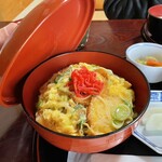 味処もん - ばっかぁーん！親子丼の鶏肉を油麩に変えたと言われている油麩丼。しかし優しい出汁の味わいは唯一無二！
