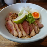 麺屋 一八 - 鴨肉入り油そばしお味(1,380円)