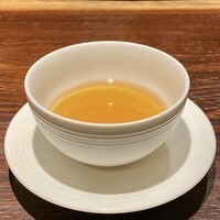 YAKITORI 燃 es - 押岡地鶏と姫っこ地鶏のコンソメ
                どれだけ手間をかけたらこんなに美味しいコンソメになるのでしょう！
                言葉では表現できないのですが、前回とは微妙に味わいが変わっている様な気が。
                さらりとした中に甘味あり♪