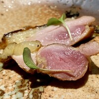 YAKITORI 燃 es - 押岡地鶏もも肉 ラディッシュスプラウト
                これはやば、めちゃくちゃ美味しい！！
                いつもと味わいが変わりより美味しくなった気がします♪
                沼能さんに聞くと、幽庵地にされたとの事。
                押岡地鶏の脂がやばい！
                