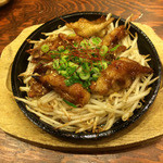 Irori Nagaya Tsurube - 鶏の首皮 鉄板焼き 640円