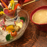 Irori Nagaya Tsurube - 新鮮旬野菜のバーニャカウダー 自家製ソース 790円