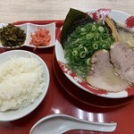 熟成豚骨ラーメン 一番軒 - 料理写真:ラーメン白、ライス