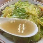 ペルー軒 - スープは半透明の懐かしさある豚骨スープ。優しくて野菜の旨味もあるのか滋味深い味わい。