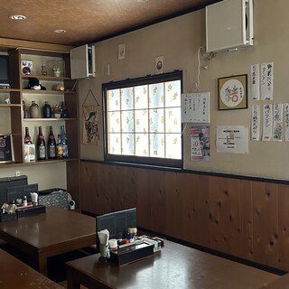 "Welcoming Atmosphere for Everyone: A Cozy Space for Solo Diners and Families Alike"