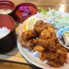 広島かき酒場 MOMIJI - 鶏唐揚げ定食(税込800円)《直ぐ提供》
①鶏唐揚げ【8個】、サラダ、カット檸檬添え②ミニ冷奴③白ご飯④お味噌汁⑤お漬け物(胡瓜柴漬け)
下味の付いた唐揚げ粉でガリッとする位の硬揚げにしてます