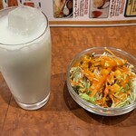 KARiKA KiTCHEN - サラダとラッシー