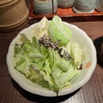 むさし - お通しの塩昆布を添えたザク切りキャベツ。