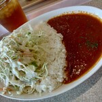 Roiyaru Kari- - サラダカレー750円(税込)マトンの辛さホットご飯少なめ。
                        本日も素敵な笑顔で素晴らしい接客！
                        ご飯少なめでも普通のお店の普通盛り位はあるのでこれくらいが丁度いい♪⁠マジコスパ最強っす。