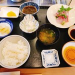 割烹むつごろう - 提供物（日替定食　かき揚げは後で）