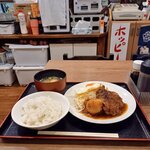 Marubi - 居酒屋な店内。ランチは定食スタイルで提供されます。