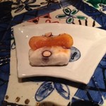 野口太郎 - 一品目。新潟の豆餅と自家製カラスミ。意外な組み合わせだが、ほど良く塩味が利いて美味しかった。
