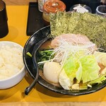 横浜家系ラーメン 麺家 福増 - 