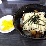 中華麺房 東龍 - マヨ肉めしが沢庵漬と共に着丼＼(^o^)／