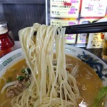 中華麺房 東龍 - 麺リフト⤴️今回は細麺♬優しい味わいの味噌スープが絡んできます♪熱々湯気も見えますか？(*´艸｀*)