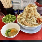 Youjimbou Hongou - ラーメン 中 350g 930円、追加豚1枚 130円、ねぎだく 130円、スキヤキ 110円 ※野菜マシマシ、ショウガ、ヅケアブラ、辛たま
                        2024年2月19日