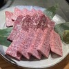焼肉マル - 上から特上カルビ、極上ハラミ、特選上ロース