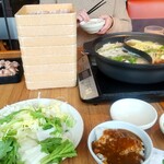 しゃぶ葉 - ここのカレーは絶品　豚肉入カレーにして５杯は食べました！　鍋は２仕切鍋で白だしとすき鍋だしです。