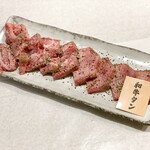 和牛焼肉と新鮮ホルモン MIYAKO - 黒毛和牛絶品塩タン食べ比べ盛り